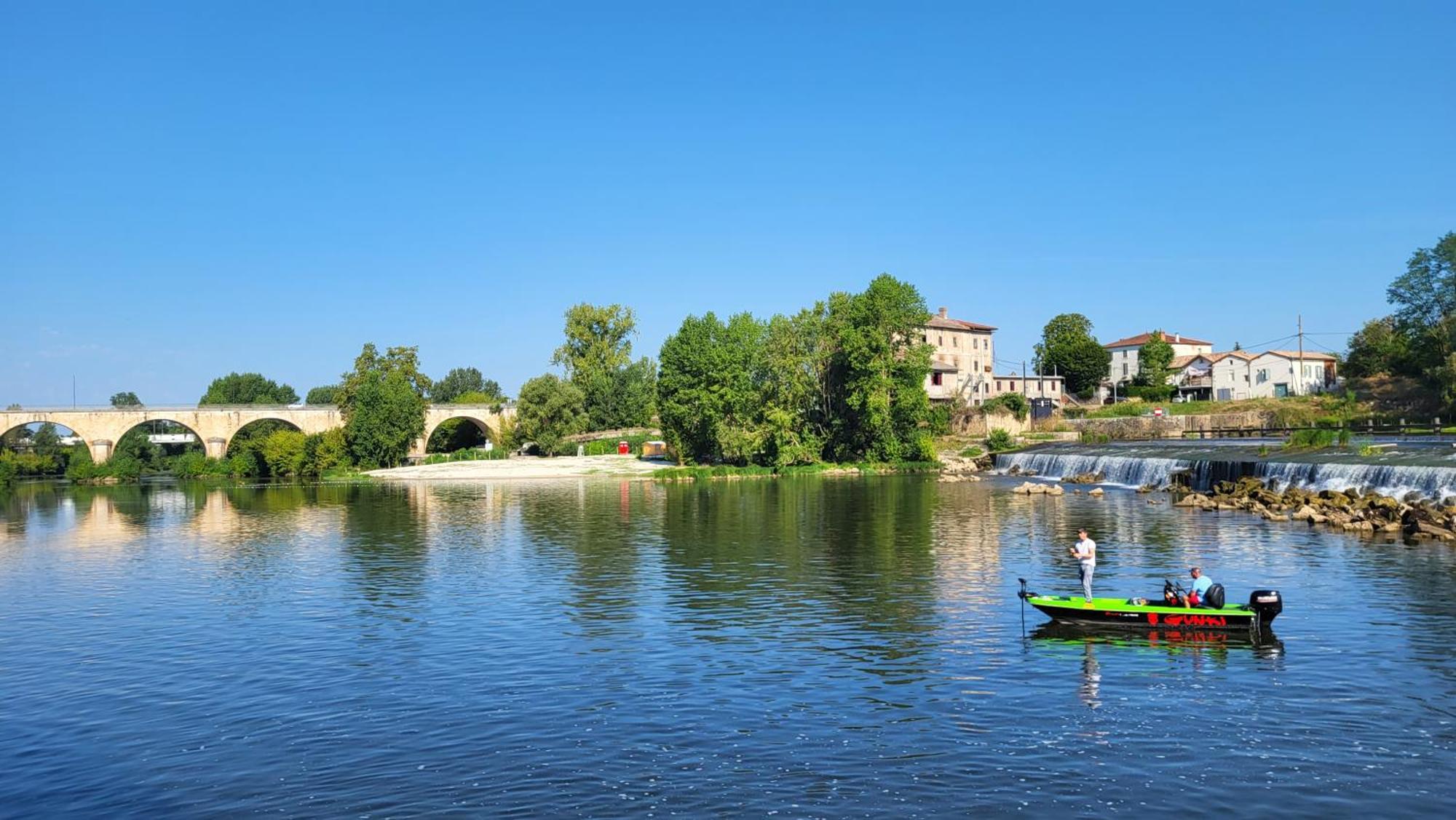 Вилла Gite Au Bord Du Lot Aiguillon Экстерьер фото