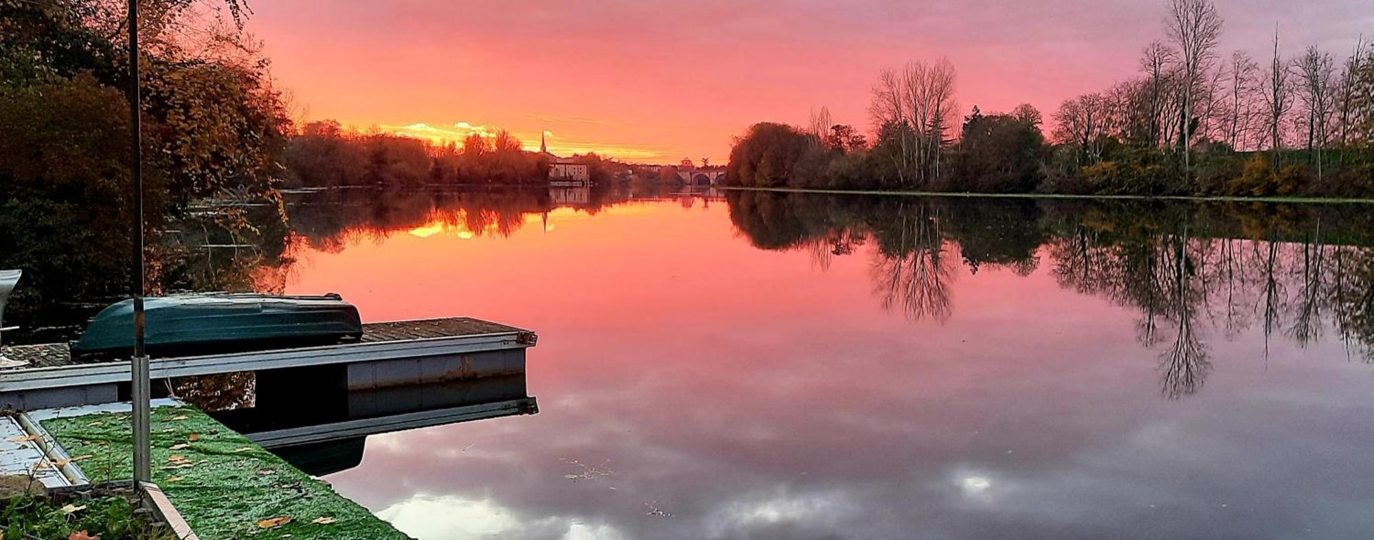 Вилла Gite Au Bord Du Lot Aiguillon Экстерьер фото